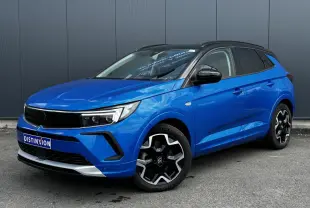 Opel Grandland bleu Vertigo en 3/4 avant droit avec toit noir et jantes alliage noires brillantes.