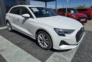 Audi A3 Sportback blanc Arkona vue 3/4 avant droit avec phares LED et jantes alliage 5 branches parallèles.