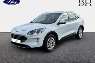Vue 3/4 avant droite d'un Ford Kuga blanc Glacier 2021 avec jantes alu et vitres arrière surteintées.