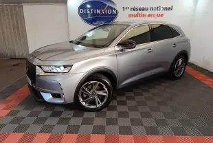 DS7 Crossback E-TENSE 225 gris foncé en 3/4 avant droit, avec jantes alliage et vitres teintées.