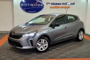 Renault Clio Evolution Blue dCi 100 gris foncé vue 3/4 avant avec feux LED et jantes alliage dans un showroom