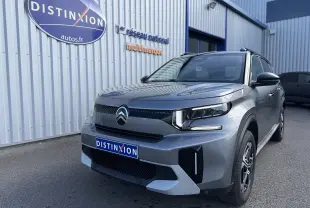 Vue 3/4 avant droite d'une Citroën C3 Aircross électrique gris Mercury avec toit noir et signature lumineuse LED.