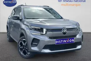 Citroën C3 1.2 Turbo 100ch gris Mercury vue 3/4 avant avec jantes alu et phares LED allumés.
