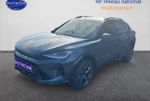 Vue 3/4 avant droit d’un CUPRA Formentor 1.5 etsi hybrid bleu fjord avec jantes 18 pouces et barres de toit.