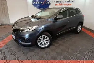 Renault Kadjar Business gris foncé vu en 3/4 avant droit, avec jantes argentées et feux LED visibles.