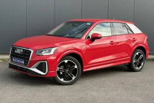 Audi Q2 30 TFSI S-Line rouge progressif vue 3/4 avant droit avec toit blanc et jantes alliage noir poli.
