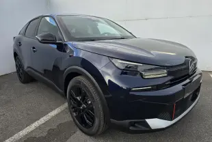 Citroën C4 III hybride bleu Eclipse avec toit noir, vue 3/4 avant mettant en valeur ses jantes noires et phares LED.