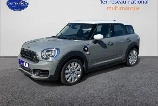 Vue 3/4 avant droite d'une MINI Countryman hybride Moonwalk Grey avec toit et rétroviseurs blancs.