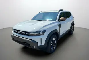 Dacia Duster 2025 blanc en 3/4 avant droit avec détails noirs et rétroviseurs couleur bronze.