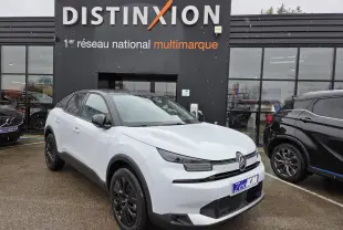 Citroën C4 blanc Okenite avec toit noir, vue 3/4 avant droit devant concession Distinxion.