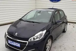 Peugeot 208 bleu nuit vue 3/4 avant droit, avec calandre chromée et jantes alliage 16 pouces.