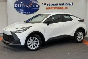Toyota C-HR 1.8 Hybride blanc vu de profil côté gauche, avec jantes alliage et détails noirs contrastants.