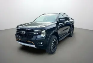 Ford Ranger 2025 noir agate en 3/4 avant droit, avec calandre noire et éclairage auxiliaire orange distinctif.