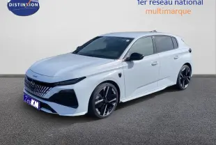 Peugeot 308 blanc Okenite métal en 3/4 avant droit, avec jantes noires et détails noirs contrastants.