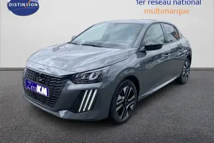 Peugeot 208 Hybrid gris sélénium métal vue 3/4 avant droit avec feux LED et jantes alliage noires.