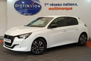 Peugeot 208 PureTech 75 S&S Style blanche vue de 3/4 avant droit, avec jantes alliage et feux LED distinctifs.