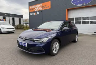 Volkswagen Golf 2.0 TDI 2023 bleu Atlantique métallisé vue 3/4 avant sur parking devant un garage