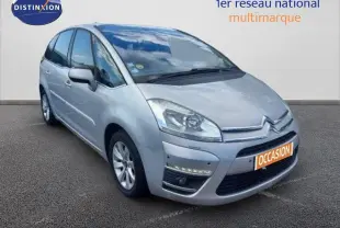 Vue 3/4 avant d'une Citroën C4 Picasso gris alu métallisé avec feux LED et calandre distinctive.