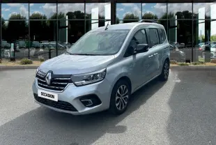 Renault Kangoo gris clair vu en 3/4 avant droit, avec calandre chromée et phares LED modernes.