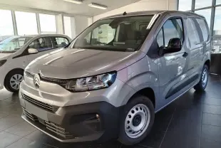 Vue 3/4 avant droite du Citroën Berlingo Van gris acier 2025 avec pare-chocs noir et jantes acier simples.