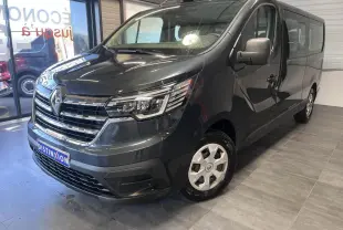 Renault Trafic Fourgon gris foncé en 3/4 avant droit, avec projecteurs Full LED et jantes 16 pouces.