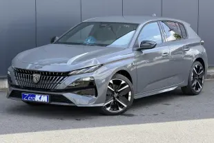 Peugeot 308 NV Hybrid gris Selenium vue 3/4 avant avec jantes bi-tons et calandre distinctive noire.