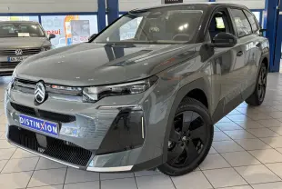 Citroën C5 Aircross 2026 vert en 3/4 avant droit avec jantes noires et calandre noir brillant en showroom.
