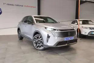 Peugeot 3008 gris Artense en vue 3/4 avant droit, avec calandre distinctive et jantes alliage noires diamantées.