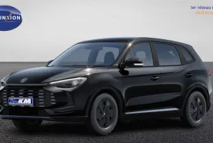 Vue 3/4 avant droite du SUV MG ZS 2026 en noir Pebble Black Metal avec calandre imposante et jantes noires.