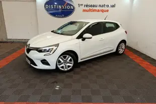 Renault Clio Business E-TECH blanc vue 3/4 avant droit dans showroom avec logo Distinxion en arrière-plan.