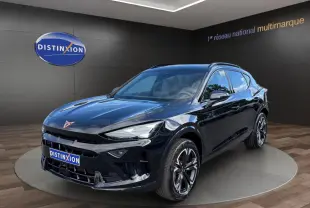 Vue 3/4 avant d’un CUPRA Formentor noir brillant avec jantes alliage distinctives, dans un showroom moderne.
