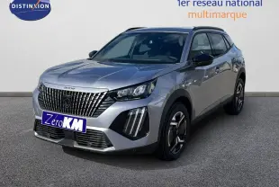 Peugeot 2008 gris Artense métal en 3/4 avant droit, avec calandre verticale et feux LED distinctifs.