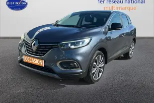 Renault Kadjar gris foncé vu en 3/4 avant droit, avec jantes alliage 19 pouces et feux allumés.