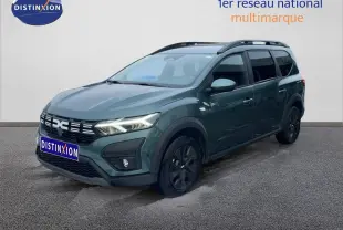 Vue 3/4 avant droite d'un Dacia Jogger 2025 vert cèdre métallisé, avec calandre noire et signature lumineuse LED.