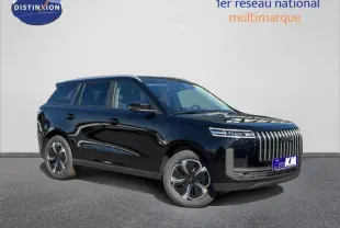 Vue 3/4 avant du SUV JAECOO J5 noir Carbon Crystal Black métal avec calandre verticale distinctive et jantes alu modernes.