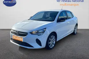 Opel Corsa blanc glacier vue 3/4 avant droit sur fond neutre avec plaque occasion orange visible