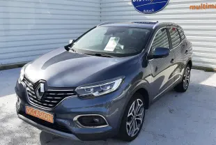 Renault Kadjar gris titanium en 3/4 avant droit, SUV compact avec jantes alliage et calandre noire distinctive.