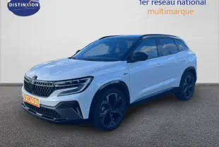 Renault Austral Iconic Esprit Alpine blanc et noir en 3/4 avant droit, SUV hybride 2024 avec jantes noires distinctives.