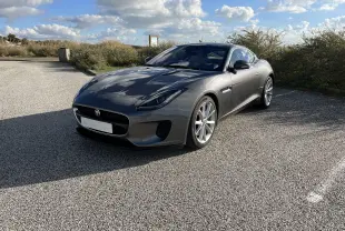 Jaguar F-TYPE II Coupé 2.0T gris Corris en 3/4 avant droit, jantes 19 pouces et calandre distinctive.
