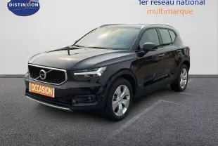 Volvo XC40 noir Onyx Metal en 3/4 avant droit, SUV compact avec calandre distinctive et jantes argentées.