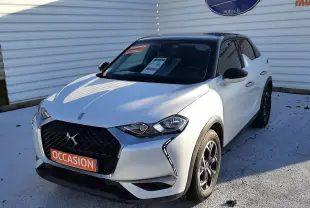 DS3 Crossback blanc perle avec toit noir vu en 3/4 avant droit, mettant en valeur son design compact et moderne.