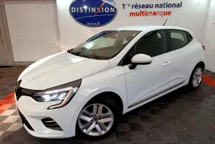 Renault Clio Business TCe 90 blanche vue en 3/4 avant droit avec phares LED allumés en showroom