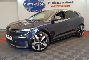 Vue 3/4 avant droite d'une Renault Mégane Techno EV60 bleu électrique avec jantes distinctives et phares LED allumés.