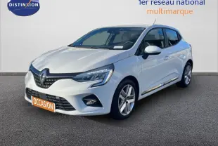 Renault Clio blanc glacier vue 3/4 avant droit, compacte cinq portes avec jantes alliage et phares LED modernes.