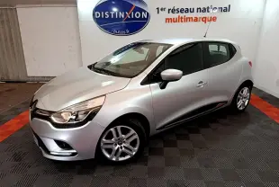 Renault Clio Business TCe 90 gris clair vue 3/4 avant droit dans un showroom avec logo Distinxion en arrière-plan