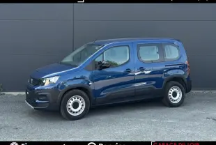 Peugeot Rifter bleu en vue profil droit, version 1.5 BlueHDi 100 S&S Taille M Allure, roues acier et carrosserie lisse.