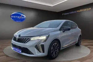 Vue 3/4 avant d'une Renault Clio V TCE 90 Techno gris Rafale avec jantes alu 16 pouces et vitres teintées.