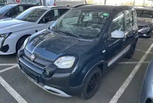 Vue 3/4 avant droite de la Fiat Panda City Cross gris minuit avec protections noires et calandre grise claire.