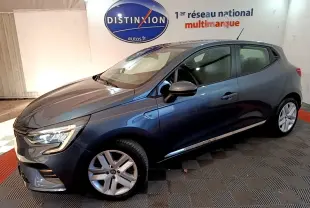 Renault Clio Business TCe 90 gris foncé vue de côté droit 3/4 avant dans un showroom intérieur.