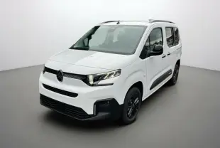 Vue 3/4 avant d'un Citroën Berlingo 2026 blanc Kaolin avec barres de toit et jantes noires.